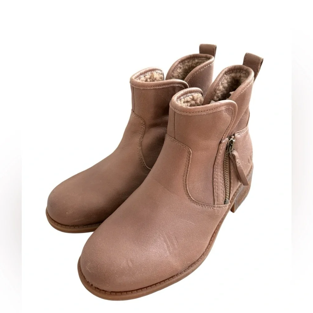 UGG womens Lavelle brown boots size 6.